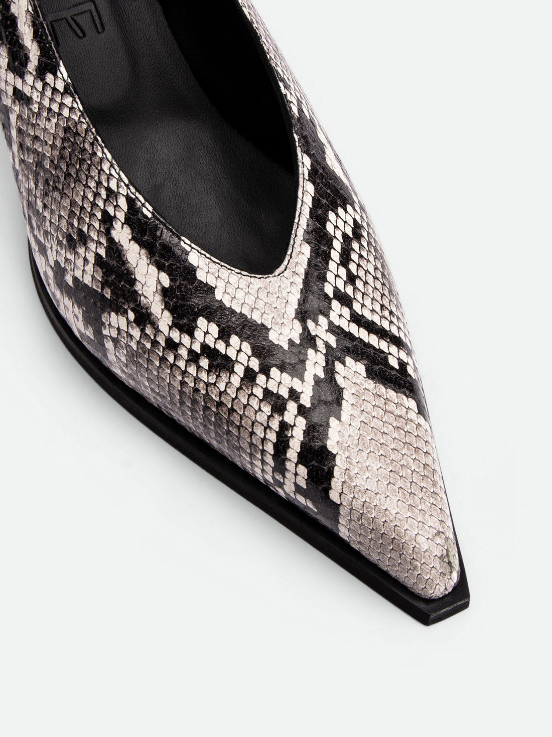 Yonne Snake-Embossed Leather Pumps – Toe Close-up View – POEVE Collection