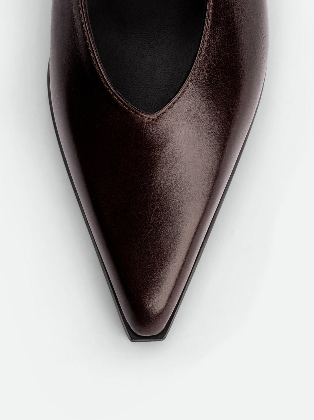 Yone Dark Brown Crinkled Glossy Leather Pumps – Toe Close-Up View – POEVE Collection