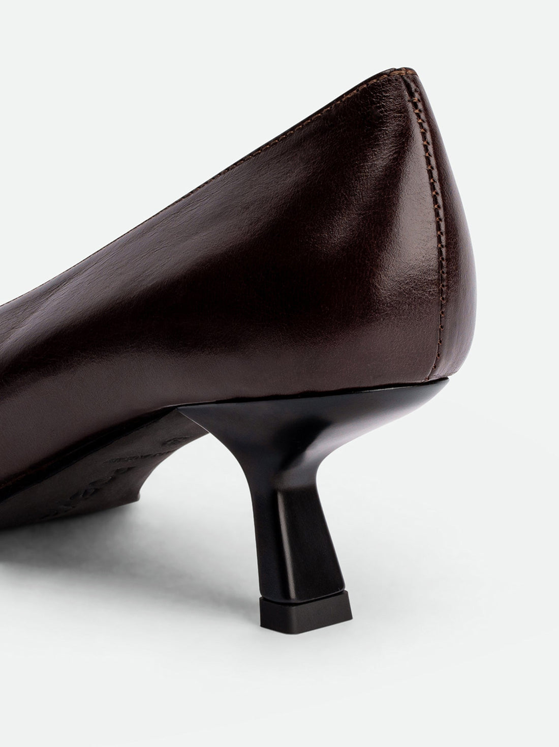 Yonne Dark Brown Crinkled Glossy Leather Pumps – Heel Detail View – POEVE Collection