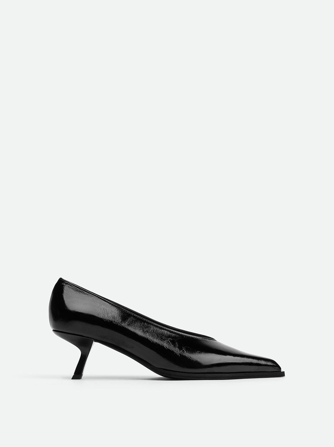Yone Black Creased Patent Leather Pumps – Side View – POEVE Collection