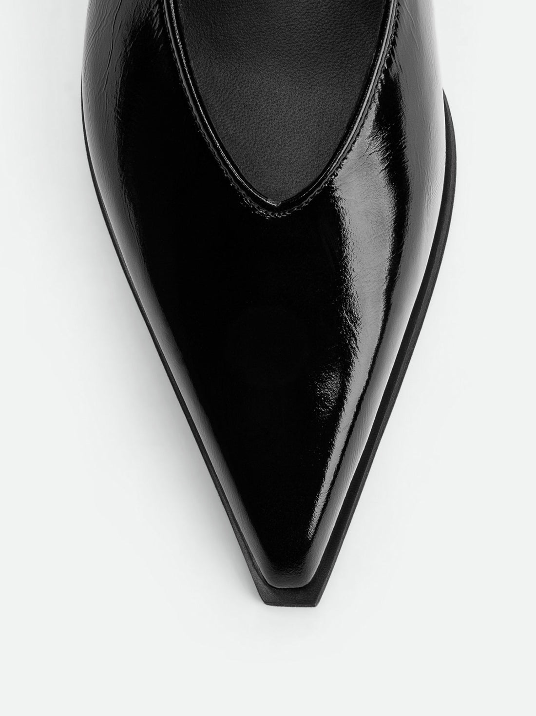 Yone Black Creased Patent Leather Pumps – Toe Close-up View – POEVE Collection