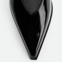 Yone Black Creased Patent Leather Pumps – Toe Close-up View – POEVE Collection
