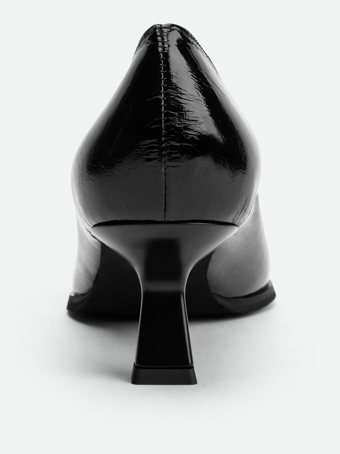 Yone Black Creased Patent Leather Pumps – Heel Detail View – POEVE Collection