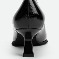 Yone Black Creased Patent Leather Pumps – Heel Detail View – POEVE Collection