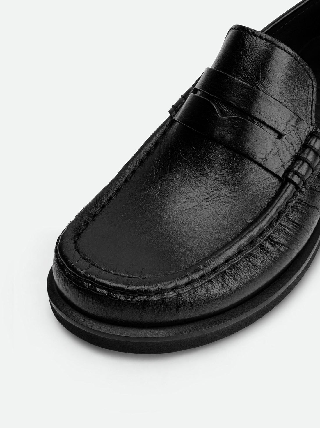 Vera Black Leather Loafers - Toe Close-up View - POEVE Collection