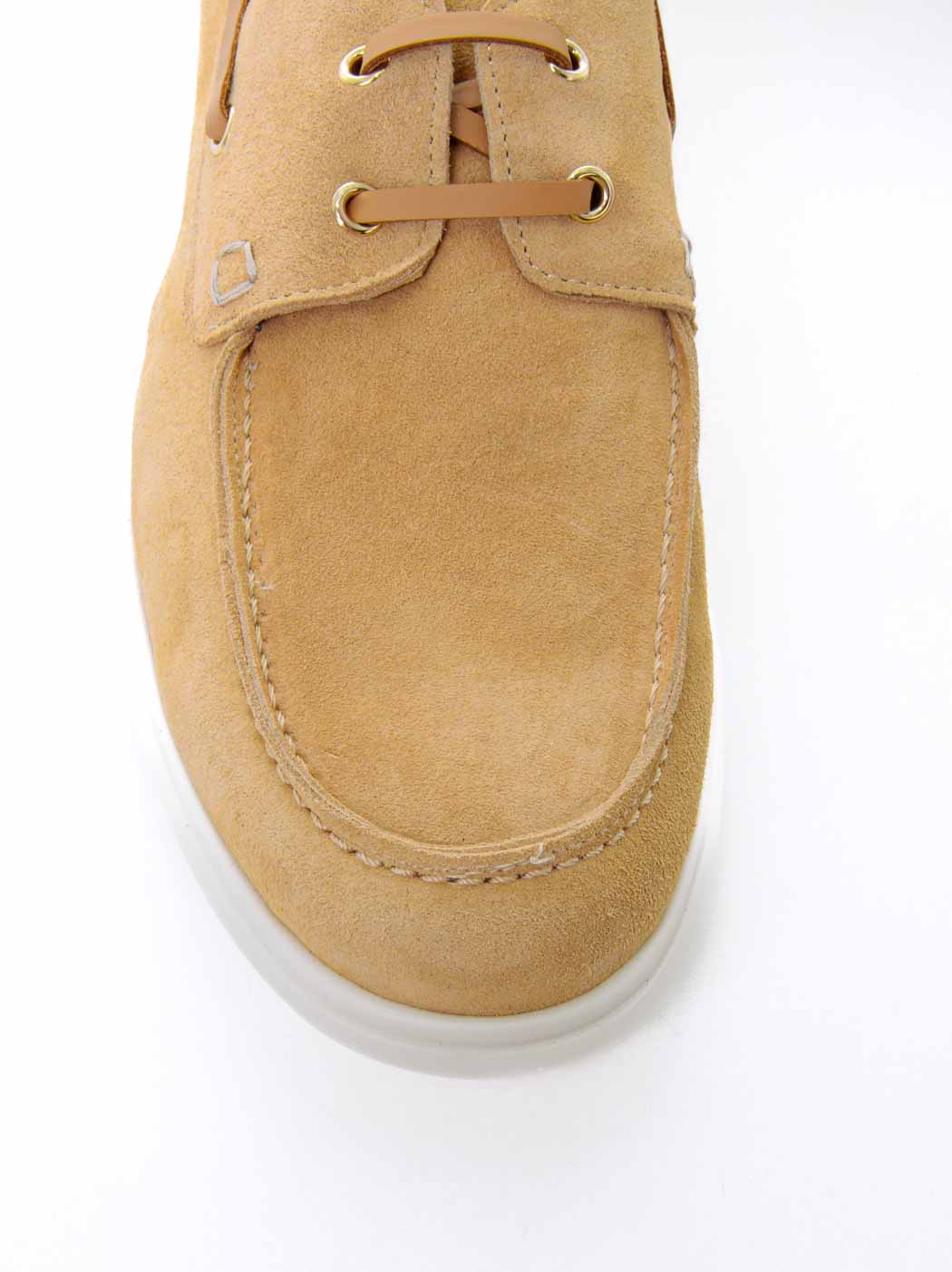 Albert Beige Crust Leather Lace-up Boat Shoes - Toe Close-up View - POEVE Collection